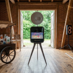 Komplettes Setup aus Fotobox, Musikanlage und candybar, aufgebaut in einer Hochzeitsscheune